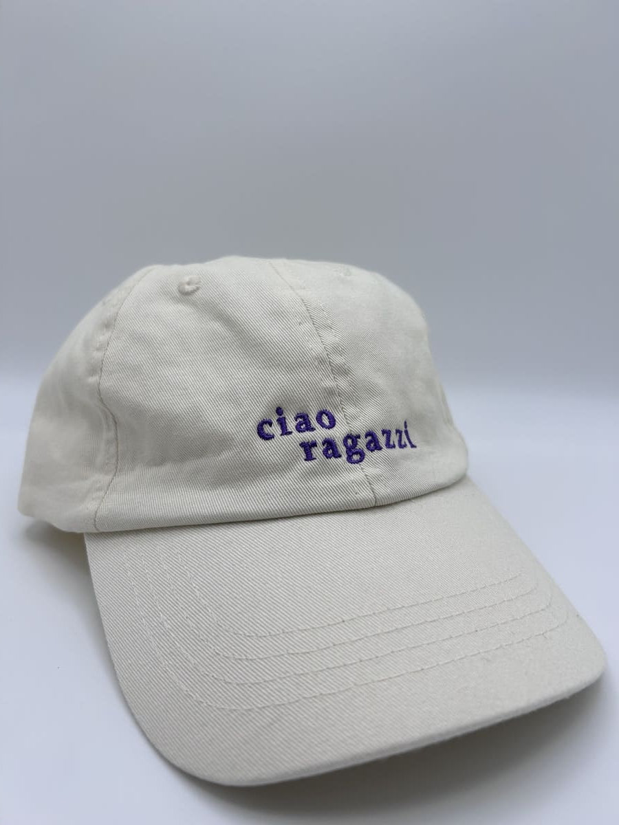 ciao ragazzi dad cap von arrel in beige mit lavendefarbener Schrift schräg vorne